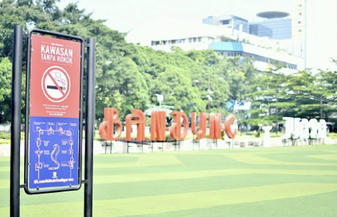 Smoke-free sign in a park