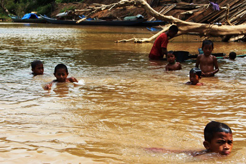 polio-vaccine-luang-photo3-children-swimming