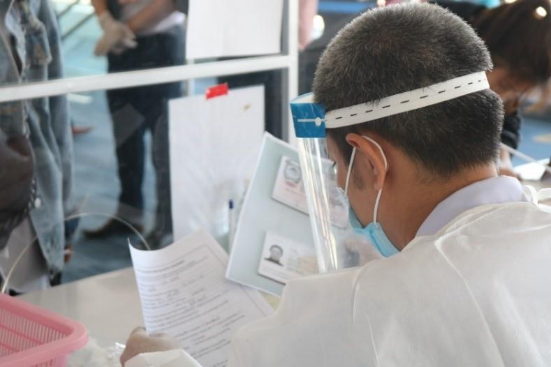 20201120-covid-19-air-travel-health-staff